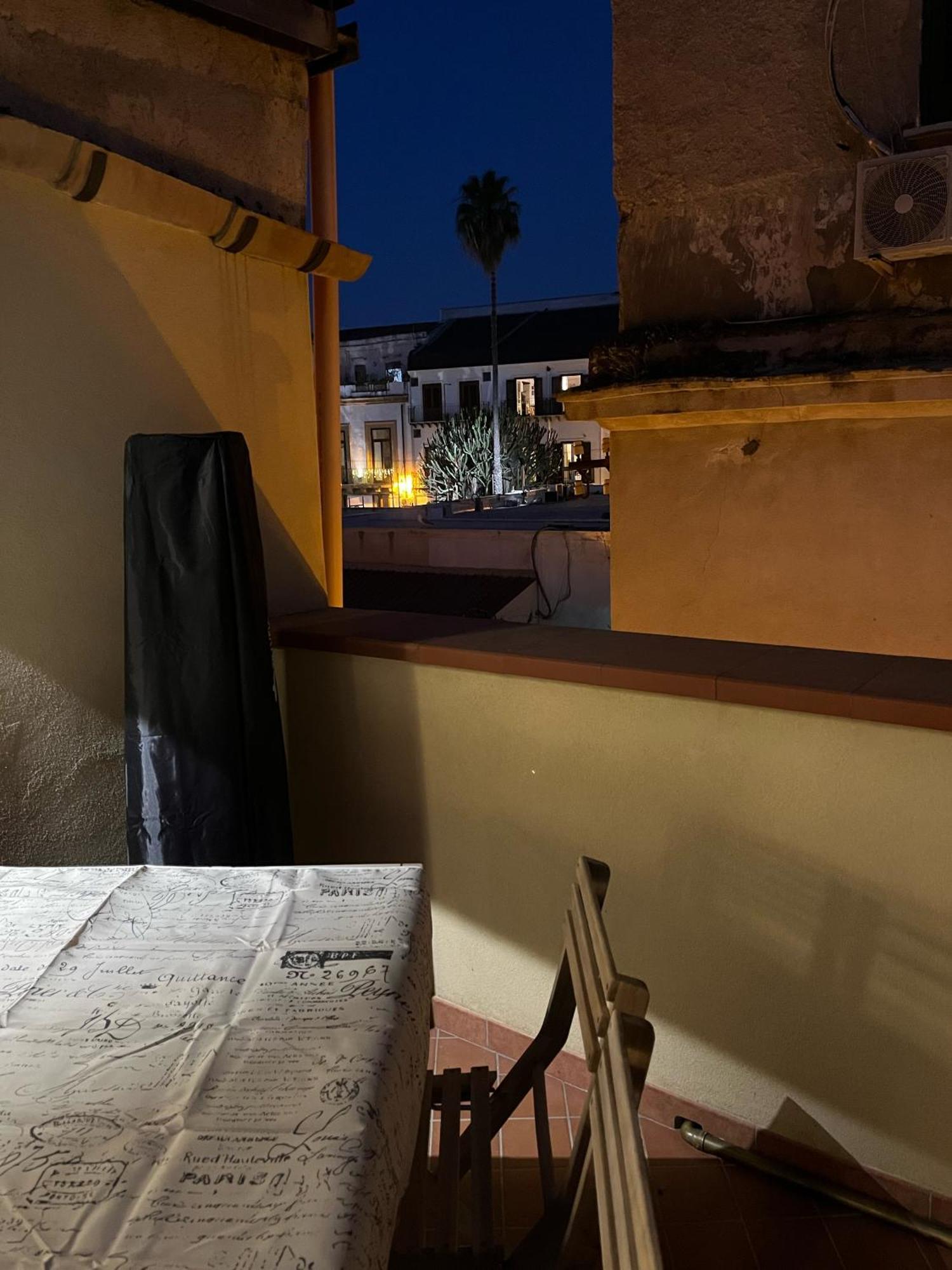 Maquedino Holiday Home & Terrace - Cozy Central Loft Palermo Kültér fotó
